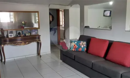 Excelente sobrado para construtores, com 3 dormitórios, sendo 01 suíte