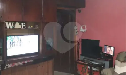 Casa térrea com 02 dormitórios, sala ampla, dormitórios e cozinha com armários embutidos