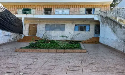 Sobrado com quatro dormitórios e seis vagas e mais duas casas para renda.