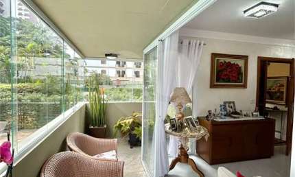 Apartamento alto padrão, 180 metros,   4 dormitórios  3 suítes com varanda , 4 vagas e depósito