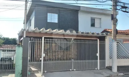 Excelente sobrado, cômodos amplos e arejados com quintal e 2 vagas.