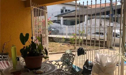 Sobrado p/Moradia ou empresa, amplas dependências 3 dorm.3 banh. 2 salas. Coz. Edicula, Quintal, etc