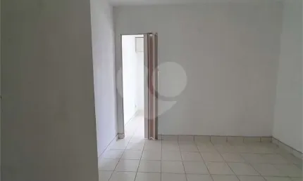 Kitnet 26m² com sala, quarto, cozinha em condomínio com piscina na Liberdade