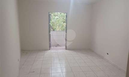 Apartamento super bem localizado, com 01 dormitório e armário embutido