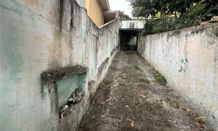 Terreno com uma casa térrea com 3 quartos e 3 vagas de garagem
