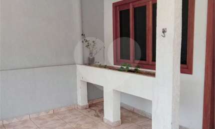 Sobrado de esquina pra locação com 2 dormitórios 1 vaga no Tremembé