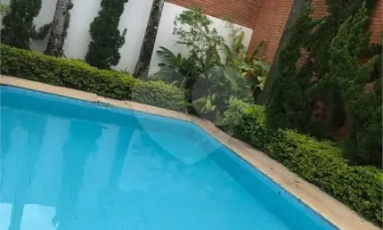 Casa em condomínio à venda em Alphaville com 4 suítes e 4 vagas