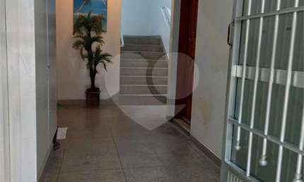 Apartamento térreo em condomínio tranquilo em excelente localização