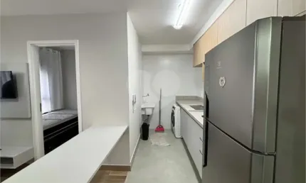 Apartamento com dois dormitórios, sem vaga de garagem, 2 minutos da estação Republica