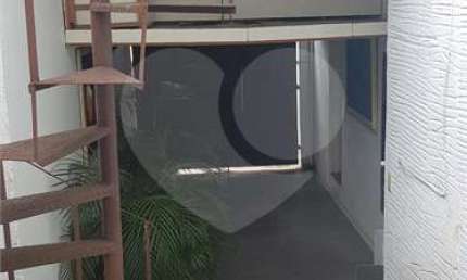 VENDE SE PROPRIEDADE COM FUNDO DE COMÉRCIO - OTIMO SOBRADO COM 18 STUDIOS/KITNETES - IMOVEL RENDA