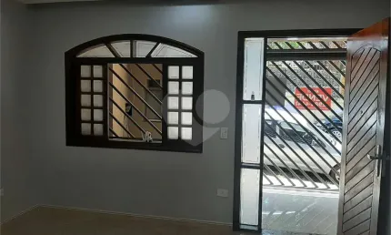 Casa térrea com 100m2 de área construída com 3 quartos, sendo 2 suítes, 3 banheiros, 1 sala, 1 vaga