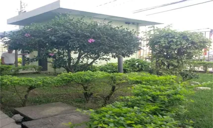 Excelente e espaçoso  apartamento com 2 quartos e vaga de garagem, dois lances de escada