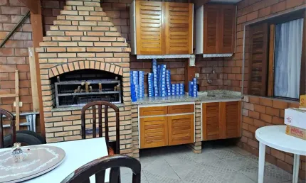 Sobrado a venda na Parada Inglesa. 3 quartos (1suíte), 3 vagas, quintal, churrasqueira.