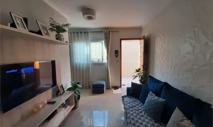 Sobrado em condomínio com 61m2, 2 suítes, varanda, sala, lavabo, cozinha, quintal e 1 vaga