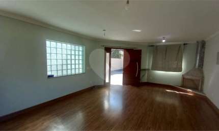 Casa assobradada no Tremembé com 5 quartos, muito lazer, áreas verdes, 6 vagas! Abaixo da avaliação.