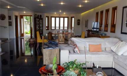 CASA LINDA – City América – 650 m2 - 5 Quartos – 3 suítes – 6 vagas de garagem.