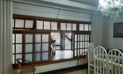 Casa térrea com 3 quartos (2 suítes), piscina, área gourmet e 4 vagas cobertas