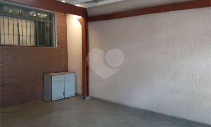 Sobrado com 139m2 de área construída com 3 quartos ( 1 suíte), 4 banheiros, 1 sala, depósito quintal