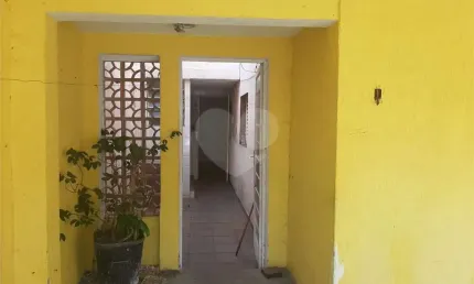 Sobrado para vender com 140m2 de área construída com 5 quartos e 2 vagas de garagem.