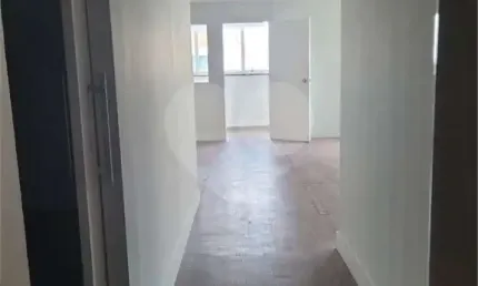 Sala Comercial à Venda, com 02 banheiros, cozinha e 01 vaga de garagem