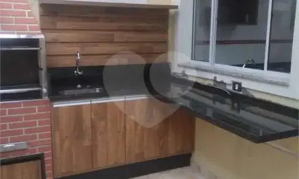 Sobrado à venda em condomínio com piscina, 2 suítes, sótão com home office, Horto Florestal.