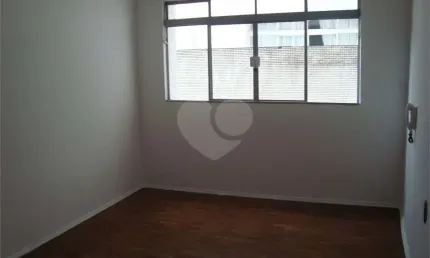 Apartamento com 3 dormitórios, armários embutidos, todo reformado
