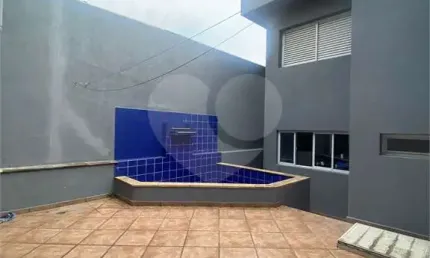 Sobrado no Jardim São Paulo pode ser comercial ou residencial