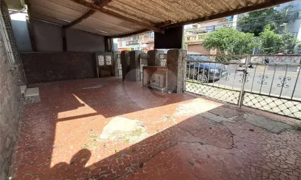 Atenção investidores e construtores! Casa à venda | 400 m² | 2 vagas na Vila Gustavo!