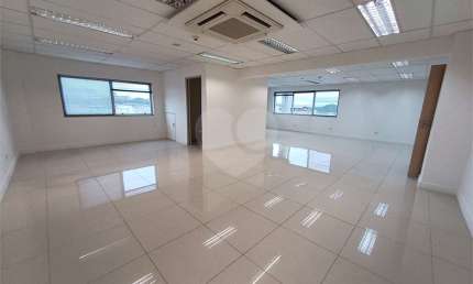Sala comercial com 42m², 1 banheiros, 1 vagas de garagem, próximo ao metrô Carandiru e Santana.