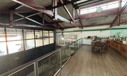 Galpão com 6 vagas de garagem na Avenida do Estado, todo reformado excelente espaço com mezanino.