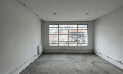 Espaçoso sobrado comercial com 06 salas, 03 banheiros, vaga de garagem