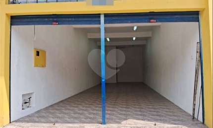 Loja comercial na Avenida Parada Pinto altura do nº 1500