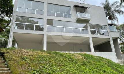 Casa em condomínio com 4 dormitórios e 6 vagas - Zona Norte