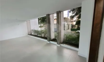 Aluga-se um lindo sobrado comercial na região de moema!!
