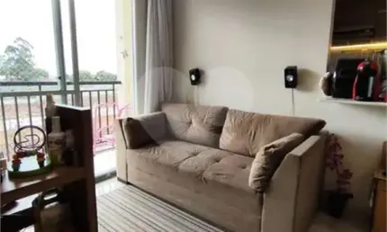 Apartamento com varanda, todo mobiliado com móveis planejados.