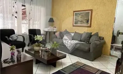 Casa bem ampla, com 04 dormitórios, 02 suítes, 5 banheiros, cozinha com armários planejados