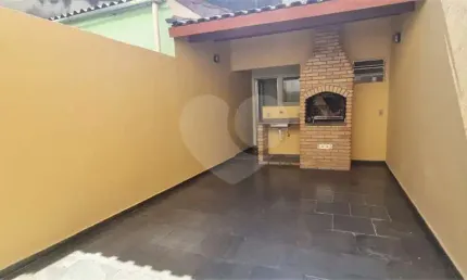 Sobrado em Santa Terezinha, com 2 dormitórios e 3 vagas.