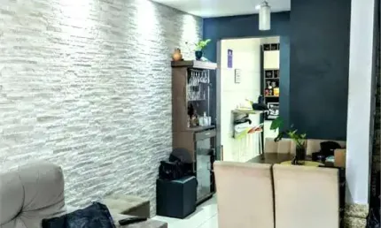 Linda casa em condomínio fechado com 2 dormitórios e quintal – oportunidade imperdível!