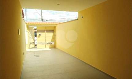 Sobrado com 200m2 de área construída com 3 suítes, 4 banheiros,  quintal gourmet e 2 vagas