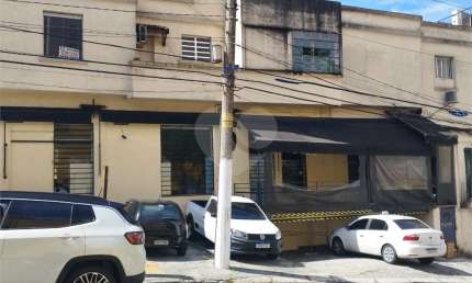 Prédio Comercial de Esquina: Visibilidade, Funcionalidade e Oportunidade Única para Negócios!