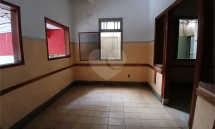 Loja comercial para venda ou locação em rua de grande movimento.