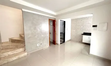 Sobrado à venda  em condomínio Fecahdo com 2 suítes e 1 vaga na Vila Gustavo