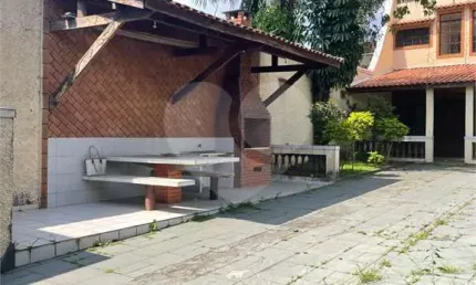 Sobrado venda GUARUJÁ com 300m2, 3 quartos, 3 suítes, 2 salas, cozinha, lavabo, varanda, quintal gourmet e pelo menos 7 vagas de garagem