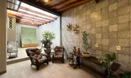 Casa à Venda |  225 m² | 3 dormitórios (1 suíte) | 4 vagas na Vila São João!