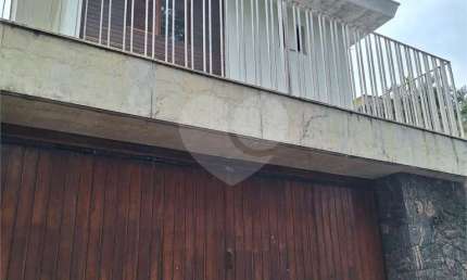 Amplo Sobrado com 04 dormitórios sendo 01 suíte master com closet proximo a entrada da Anhanguera com todo acesso as principais vias de SP.