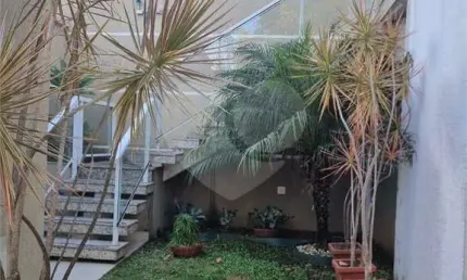 Sobrado de 70 metros com duas suítes, duas vagas de garagem,