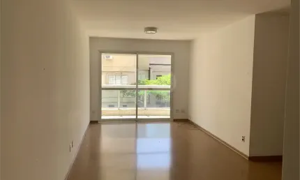 Apartamento com 113m², 3 quartos sendo 1 suíte, Varanda, 3 vagas demarcadas na garagem