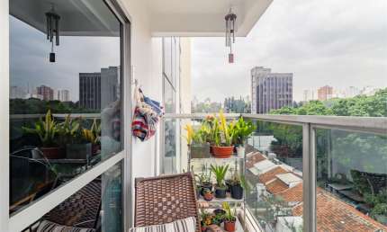 Apartamento reformado com 107m2 , 2 vagas de garagem