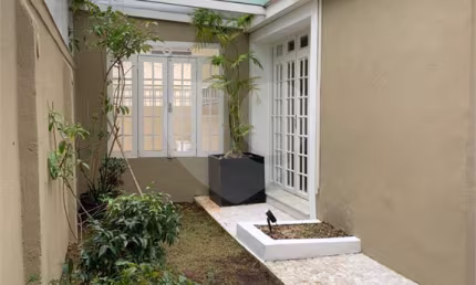 Casa com 2 quartos para alugar na Rua Capitão Antônio Rosa, 261, Jardim Paulistano, São Paulo