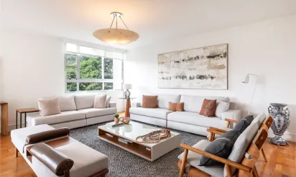 Apartamento reformado à venda na Bela Vista, 220 m², 3 dormitórios, 1 suíte, 2 vagas, porteira fechada